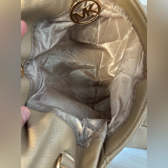 🔥Michael Kors Tan Leather Shoulder Bag for Spring with 3 Compartments - Picture 7 of 10